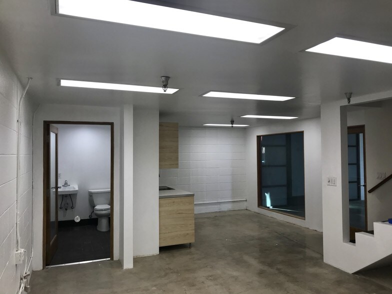 More Photos Of 8928 Ellis Ave, Culver City Showroom For Lease