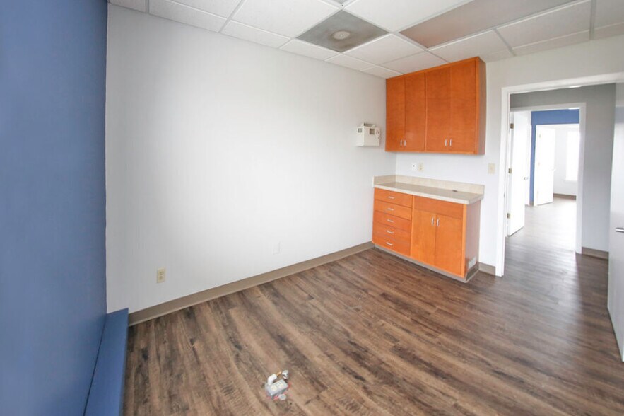 More Photos Of 4550 Lamar Ave, Paris Rehabilitation Center For Lease