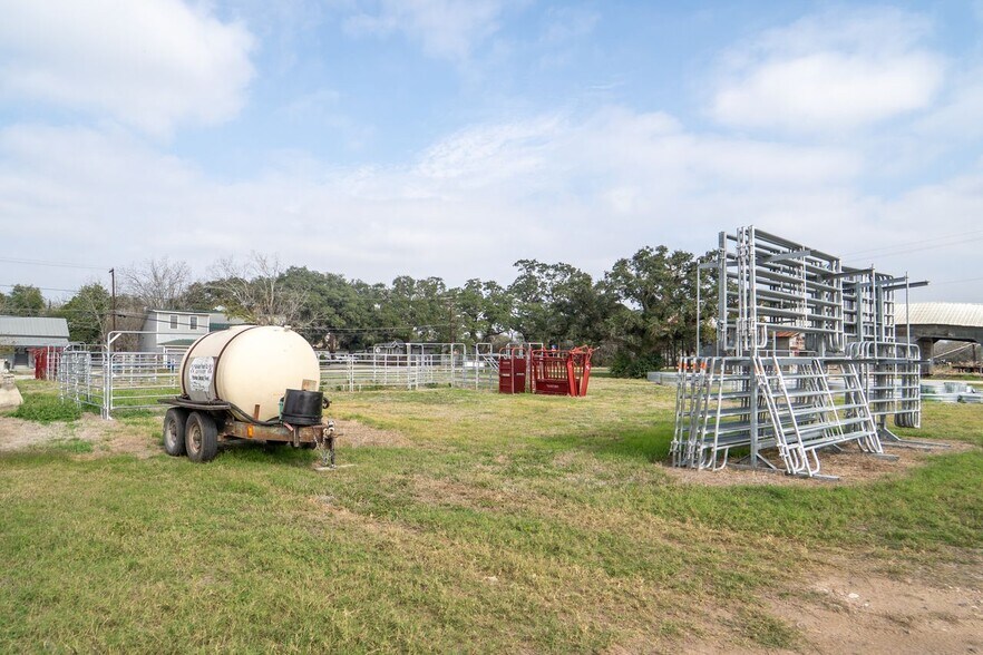 More Photos Of 610 E End St, Goliad General Retail For Sale