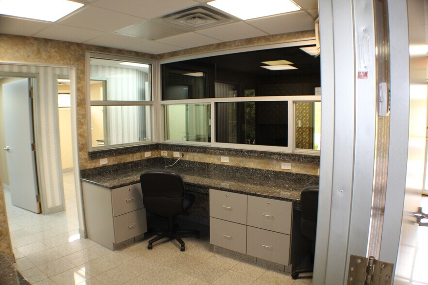 More Photos Of 1637 N Eastman Rd, Kingsport Office For Lease