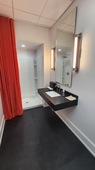 More Photos Of 2580 Dixie Hwy, Waterford Freestanding For Sale