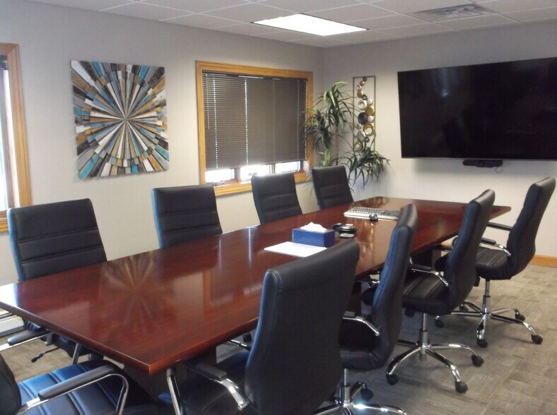 More Photos Of 2905 Universal St, Oshkosh Office For Lease