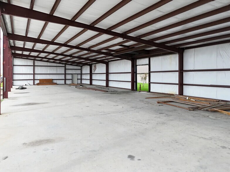 More Photos Of 760 Paul Maillard Rd, Luling Warehouse For Sale
