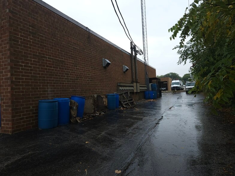 More Photos Of 840-876 N Ridge Ave, Lombard Warehouse For Lease