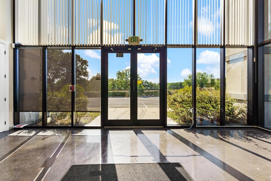 More Photos Of 1904 Thomas Ave, Leesburg Office For Sale