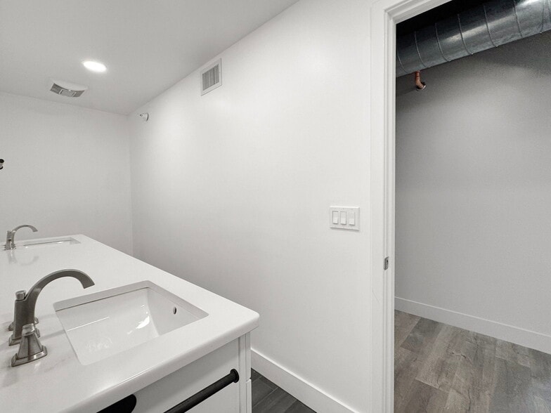 More Photos Of 10830 Navajo Dr, Saint Petersburg Showroom For Sale