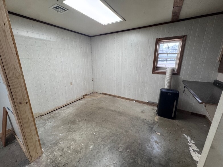 More Photos Of 1001 N 2nd St, Stilwell Light Distribution For Sale