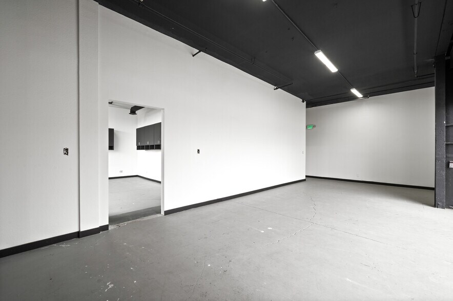 More Photos Of 800 E Dyer Rd, Santa Ana Showroom For Lease