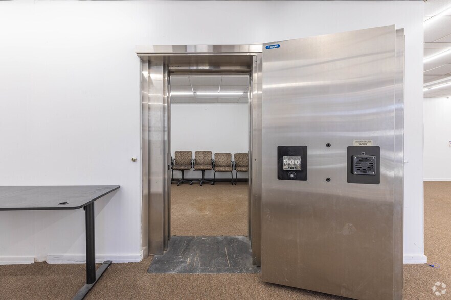 More Photos Of 201 N Wood Ave, Linden Bank For Lease