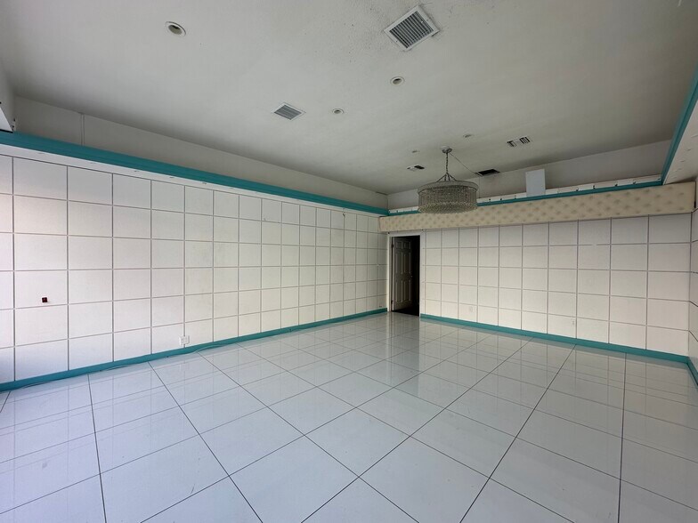 More Photos Of 9631-9637 Santa Monica Blvd, Beverly Hills Storefront For Lease