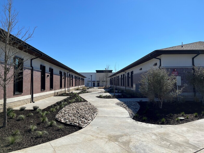 More Photos Of 1901 Heritage Trace Pky, Fort Worth Unknown For Lease