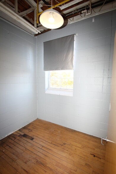 More Photos Of 35 Water St, Amesbury Research And Development For Lease