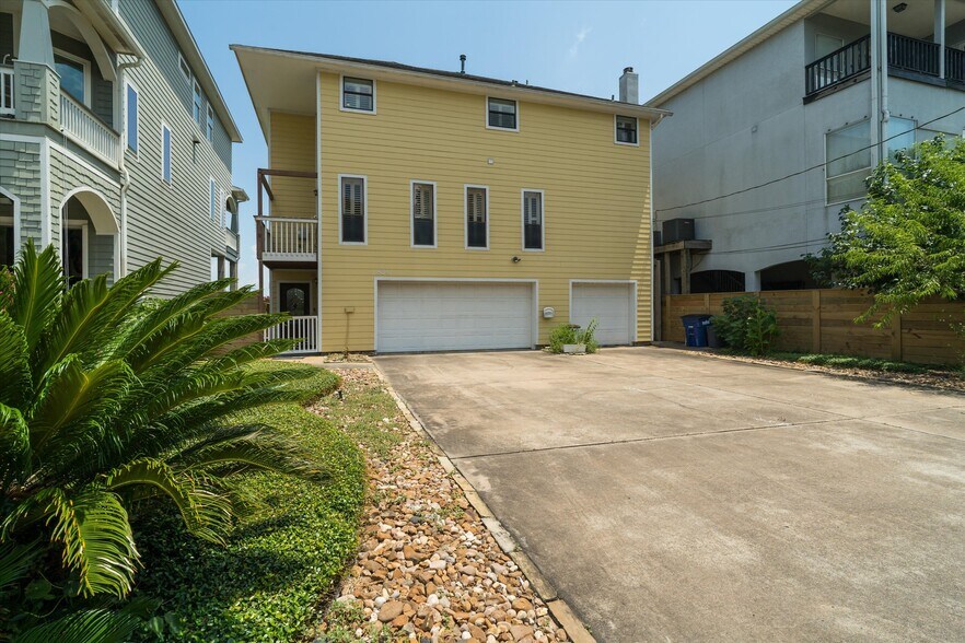 More Photos Of 804 Bay Ave, Kemah Specialty For Sale