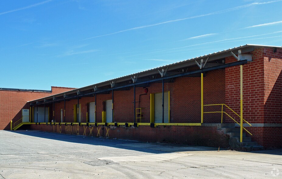 More Photos Of 2016-2024 E Market St, Greensboro Warehouse For Lease