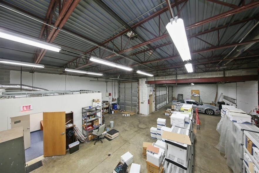 More Photos Of 760 N Frontage Rd, Willowbrook Warehouse For Lease