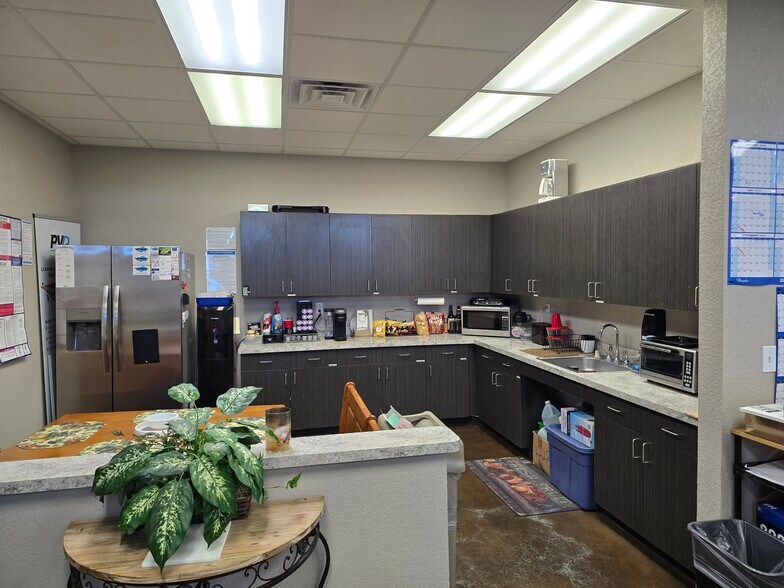 More Photos Of 13318 Western Oak Dr, Helotes Storefront Retail Office For Sale