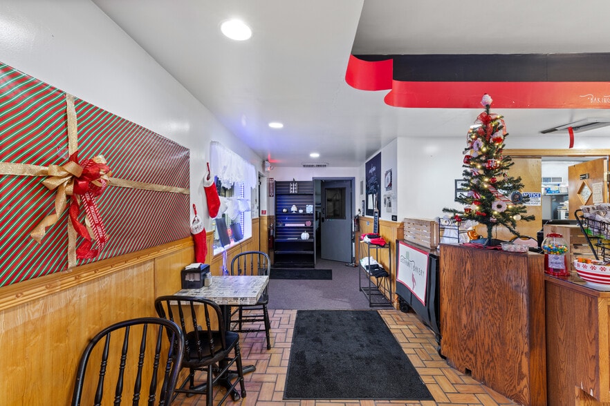 More Photos Of 3052 Belmont St, Bellaire General Retail For Sale