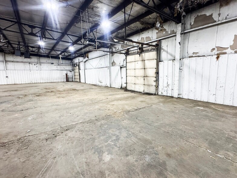 More Photos Of 848 E Commercial Ave, Whitewater Manufacturing For Sale