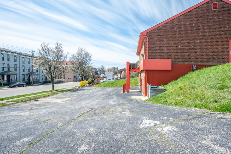 More Photos Of 2918 Price Ave, Cincinnati Office For Lease