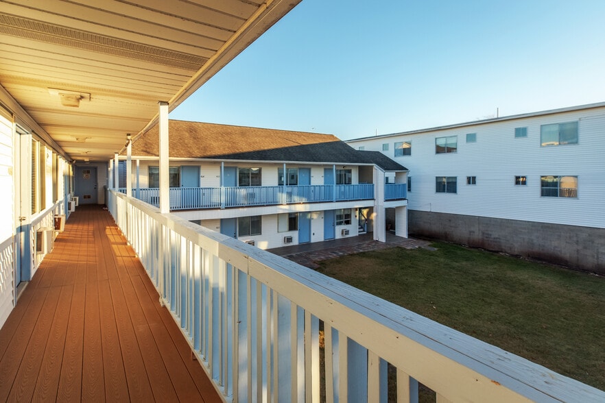 More Photos Of 198 Ashworth Ave, Hampton Hotel For Sale