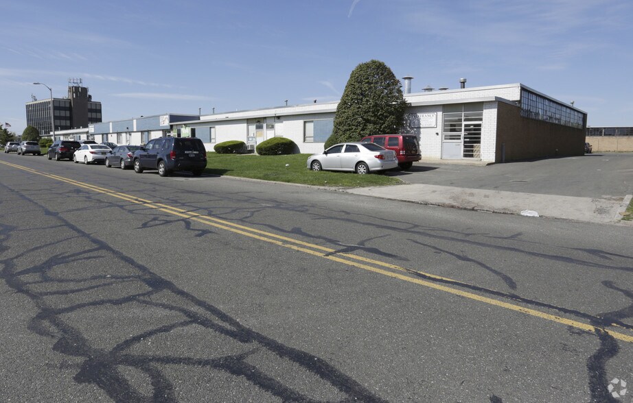 More Photos Of 78-102 E Industry Ct, Deer Park Warehouse For Lease