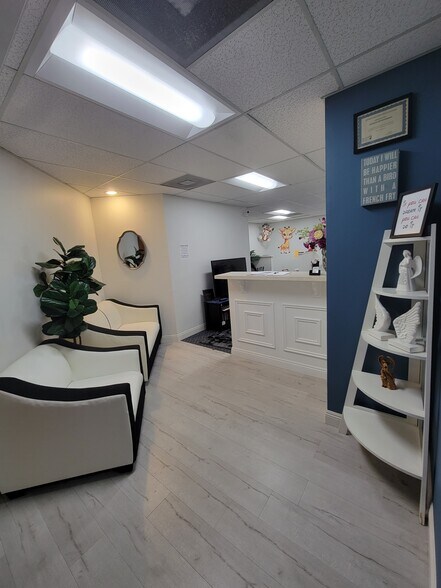 More Photos Of 22148 Sherman Way, Canoga Park Office For Lease