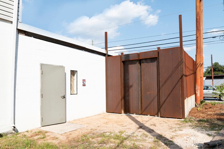 More Photos Of 702 Marcella St, Houston General Retail For Sale