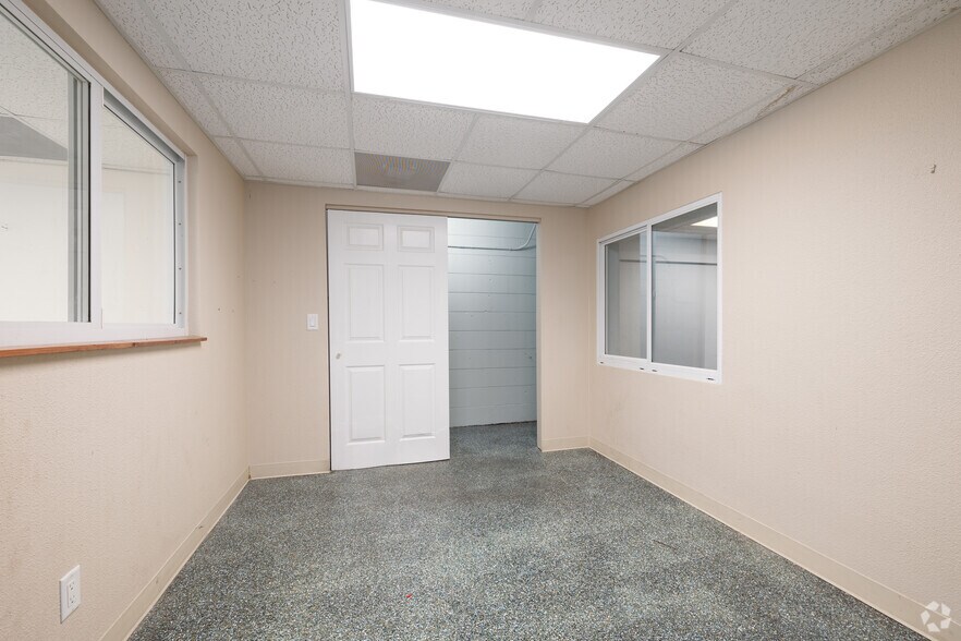 More Photos Of 236 Grove St S, Venice Freestanding For Sale