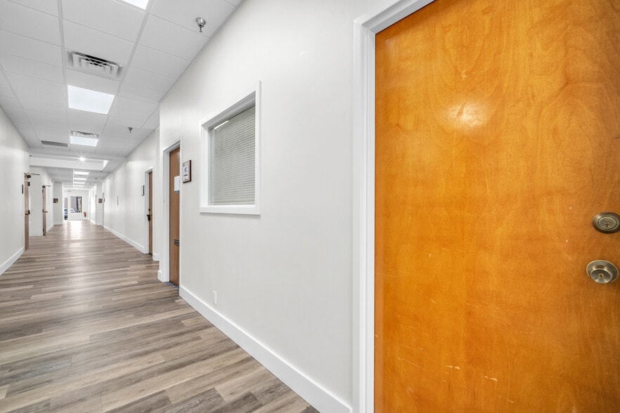 More Photos Of 1700 N Dixie Hwy, Boca Raton Office For Lease