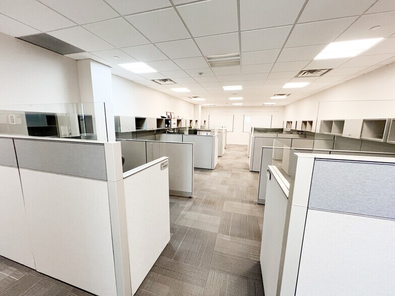 More Photos Of 303 Veterans Airpark Ln, Midland Office For Lease