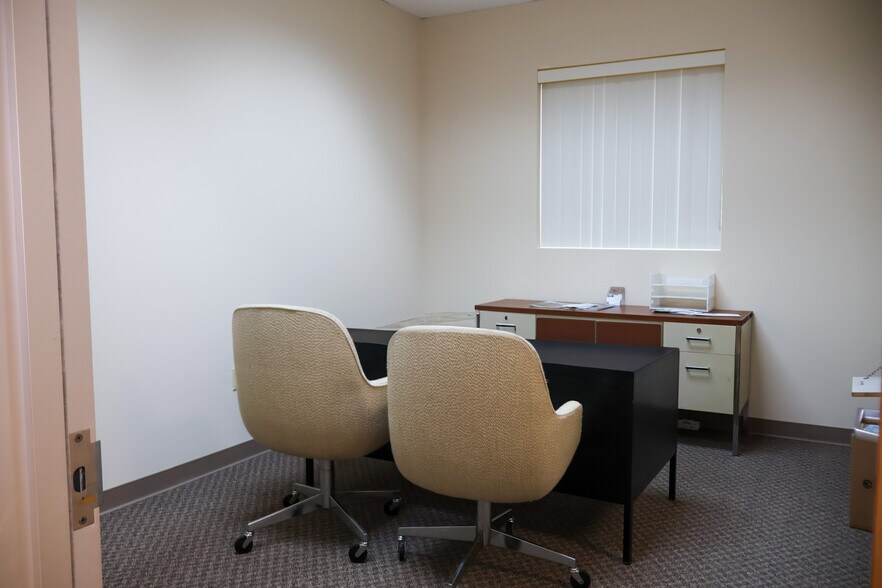More Photos Of 114 W Drew St, Houston Office For Sale