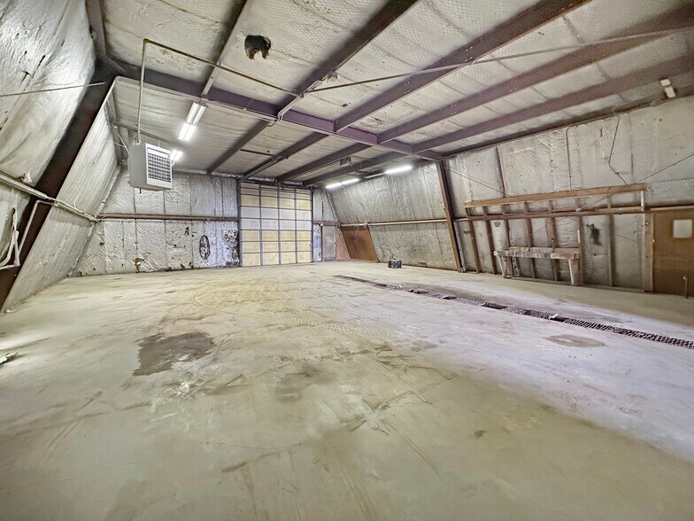 More Photos Of 4015 11th Ave SE, Minot Service For Sale