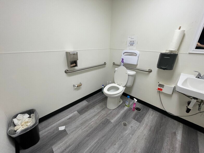 More Photos Of 961 W Compton Blvd, Compton Freestanding For Sale