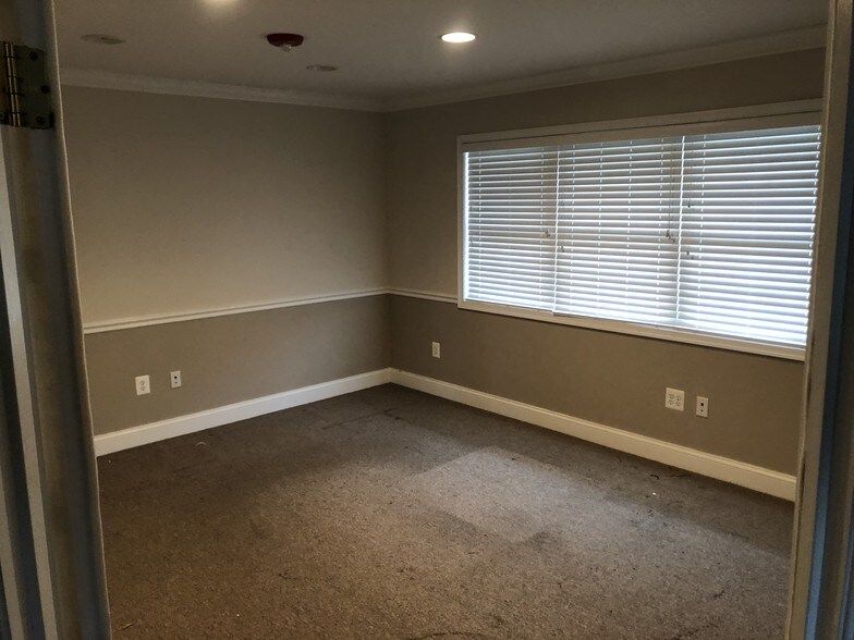 More Photos Of 3357 Hazelwood Rd, Edgewater Office For Sale