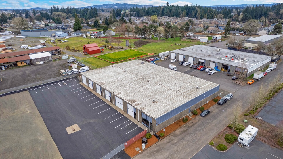 More Photos Of 2630 SE 39th Loop, Hillsboro Warehouse For Lease