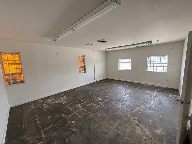 More Photos Of 7435 Deering Ave, Canoga Park Warehouse For Lease