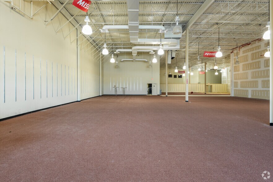 More Photos Of 8600-8604 W Brown Deer Rd, Milwaukee General Retail For Sale