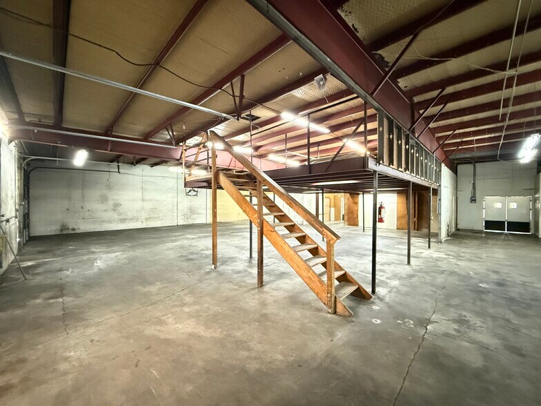 More Photos Of 11104 N Lamar Blvd, Austin Showroom For Lease