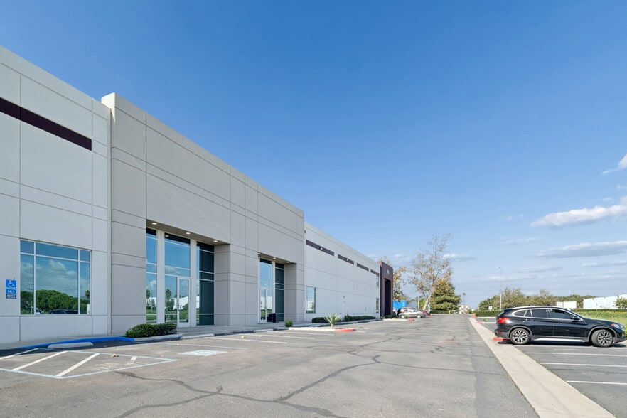 More Photos Of 7577 Airway Rd, San Diego Warehouse For Sale