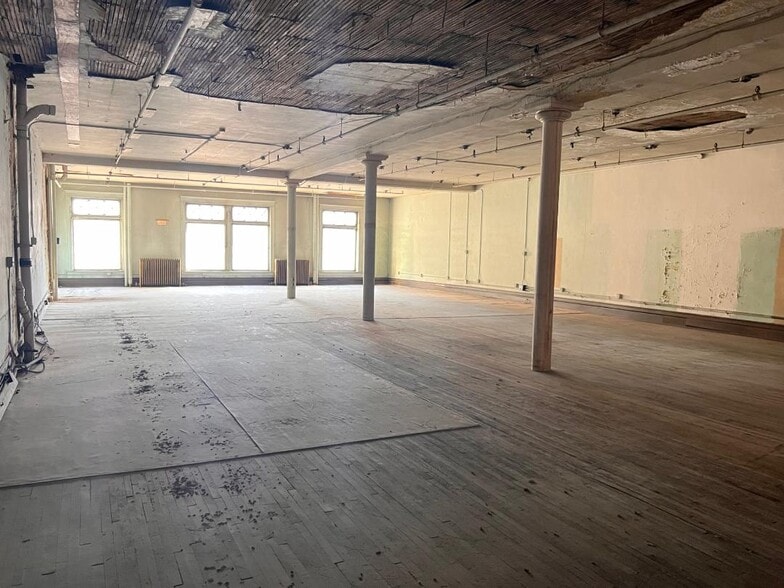 More Photos Of 922 4th Ave, Huntington Flex For Sale