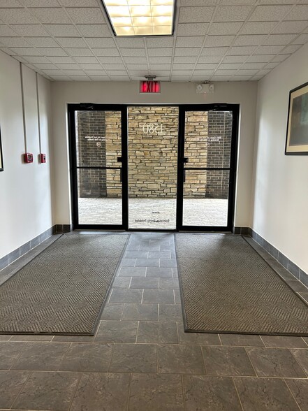 More Photos Of 1580 N Northwest Hwy, Park Ridge Office Residential For Lease
