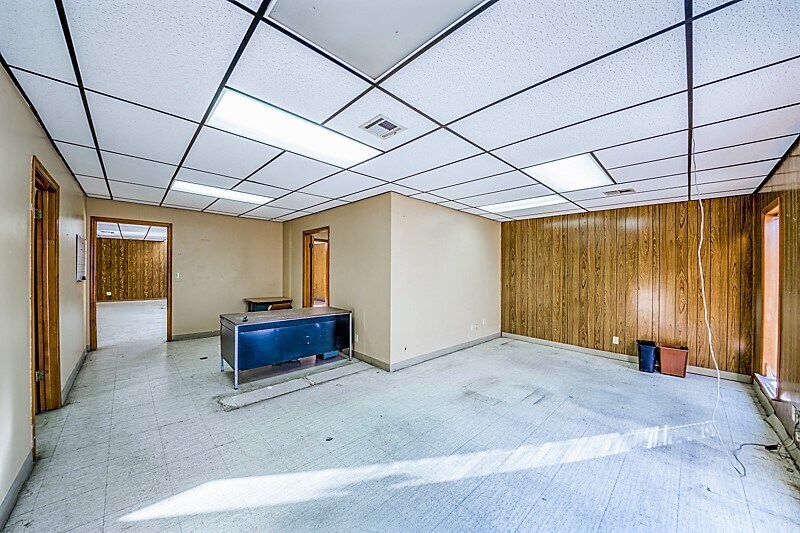 More Photos Of 730 E Eseco Rd, Cushing Warehouse For Sale