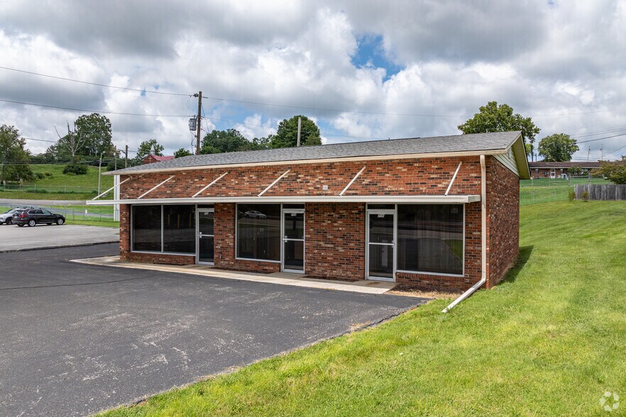 More Photos Of 702-706 N Broad St, New Tazewell Office For Sale