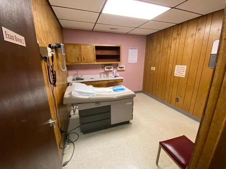 More Photos Of 404 W Rolla Rd, Salem Office For Sale