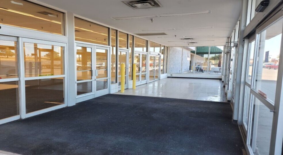 More Photos Of 210 SE Georgia Ave, Sweetwater General Retail For Sale