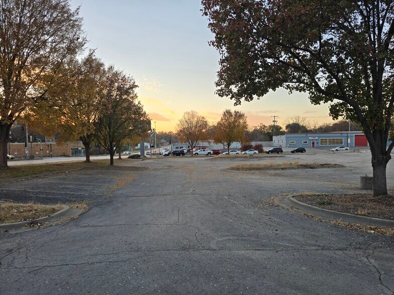 More Photos Of 11200 E Truman Rd, Independence Freestanding For Sale