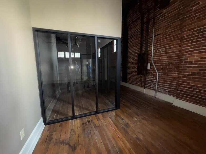 More Photos Of 390 S Main St, Memphis Office For Sale