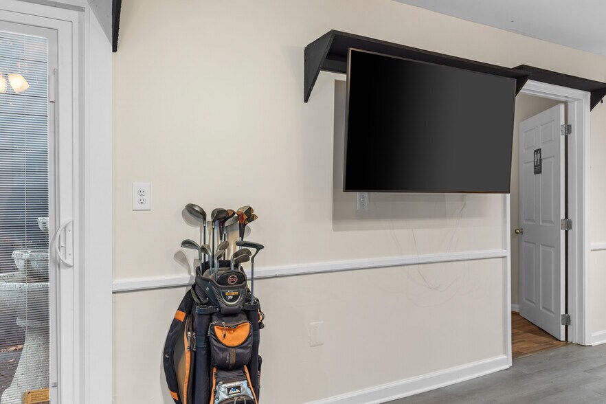 More Photos Of 16011 Cobb Island Rd, Newburg Garden Center For Lease