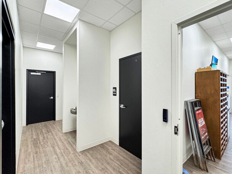 More Photos Of 901 E Main St, Yukon General Retail For Lease