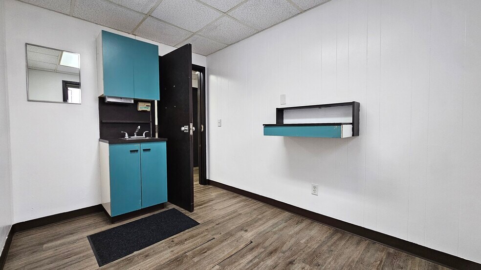 More Photos Of 700 S Main St, Grove Medical For Sale